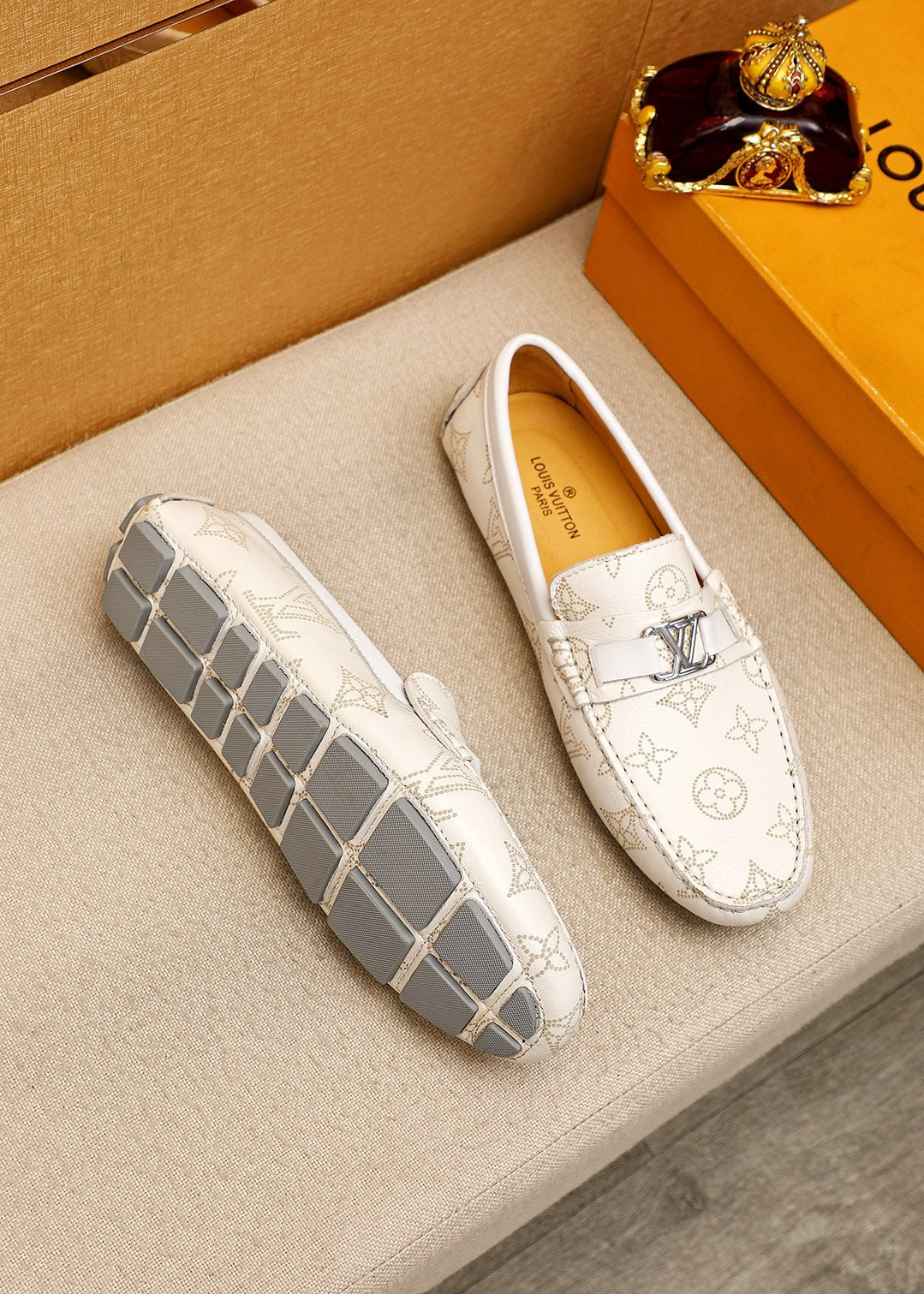 24 Men's Classic V logo Print Loafers XC0424052908