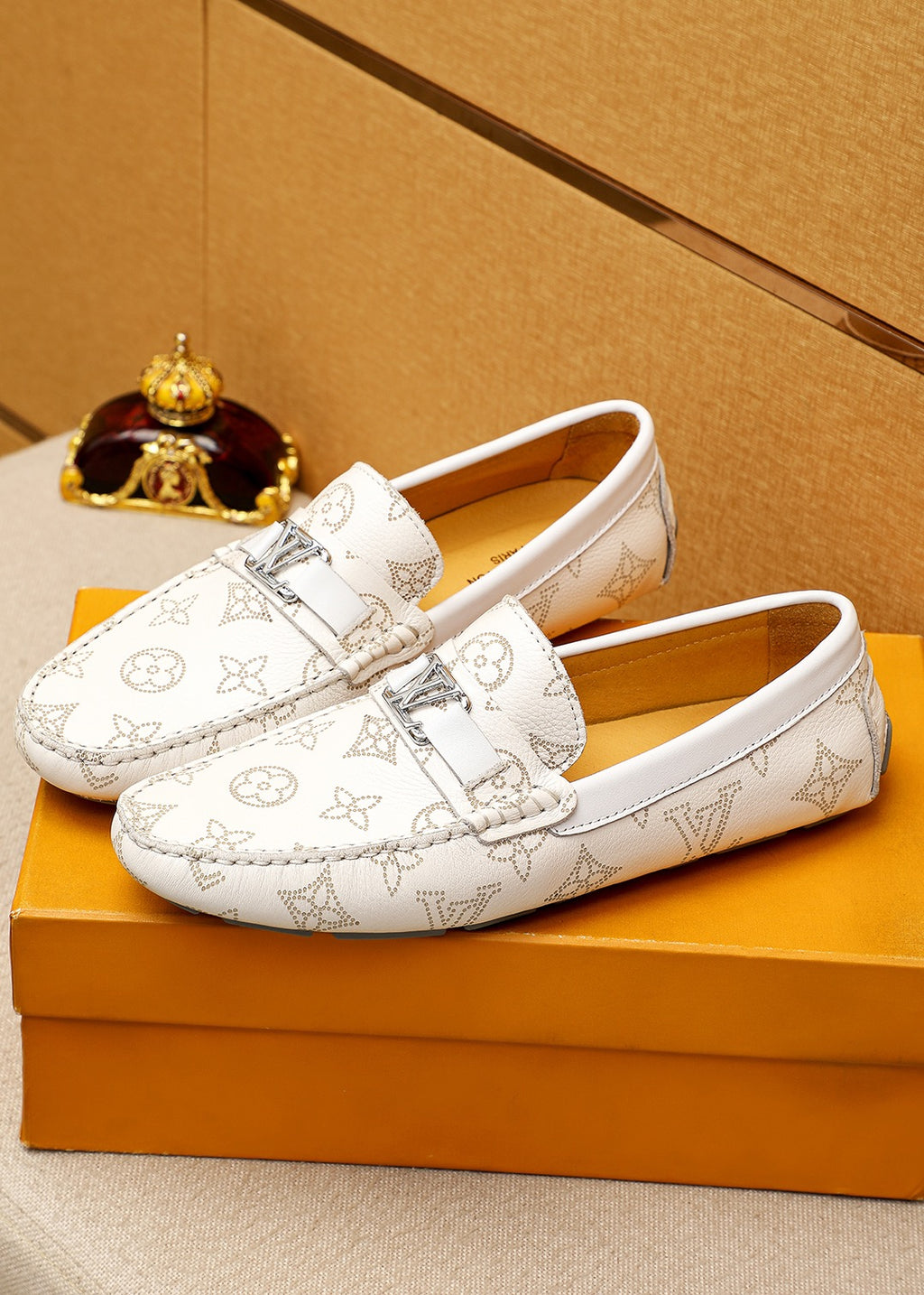 24 Men's Classic V logo Print Loafers XC0424052908