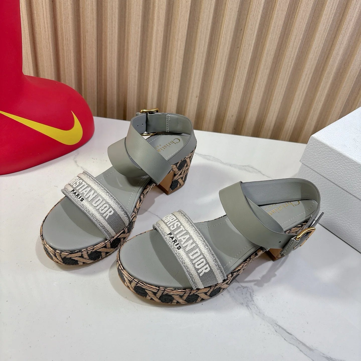 Thick Bottom Round Toe Open Toe Slippers 1025051207
