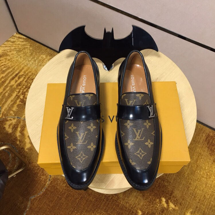 New Classic V Logo Casual Leather Shoes XC042404021
