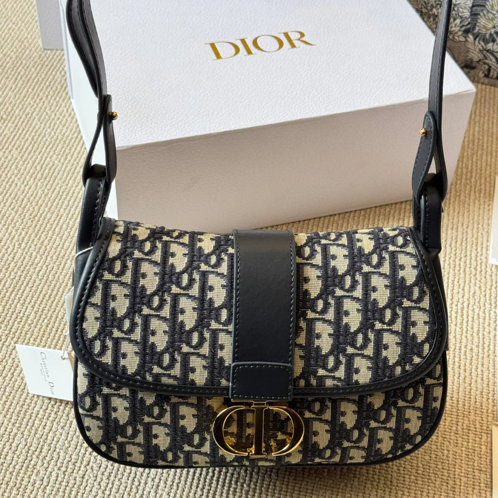 Montaigne D Family Classic Old Flower Crossbody Bag 1025061704