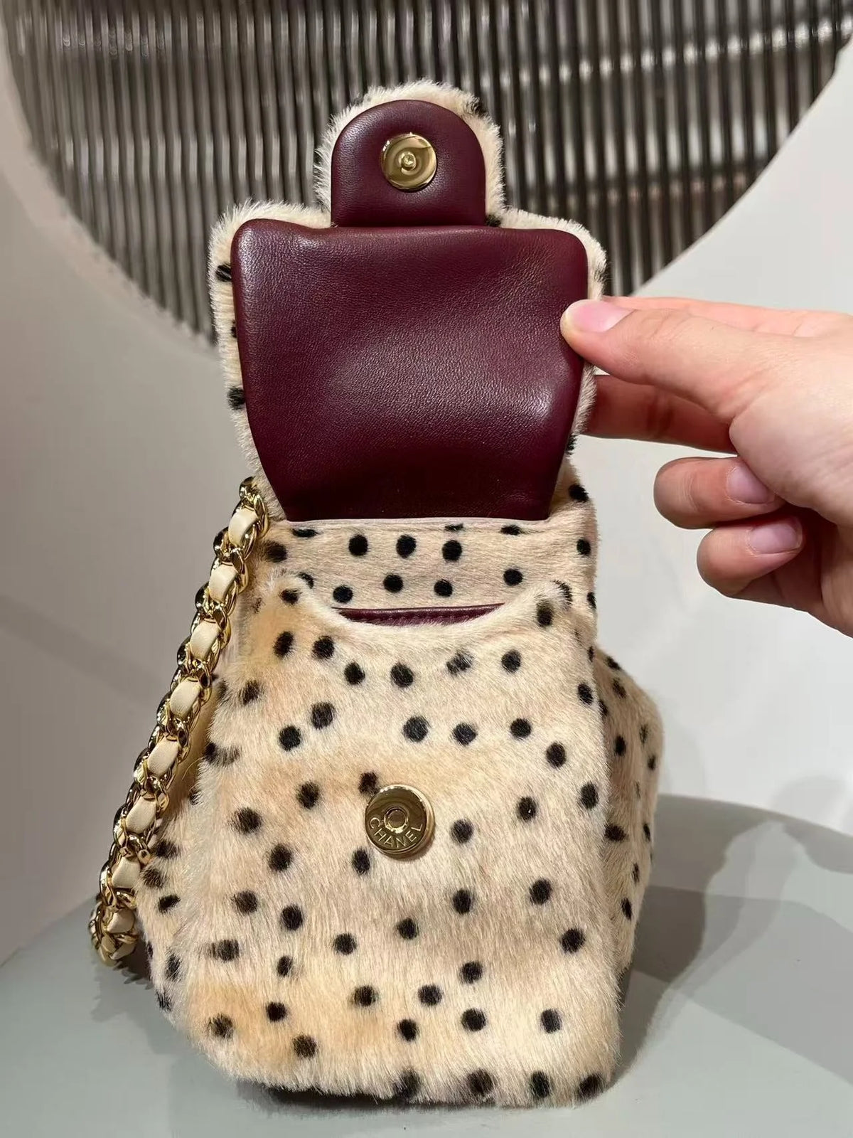 CHA  2026 Hobo Bag 22cm Beige Black Plush Leather