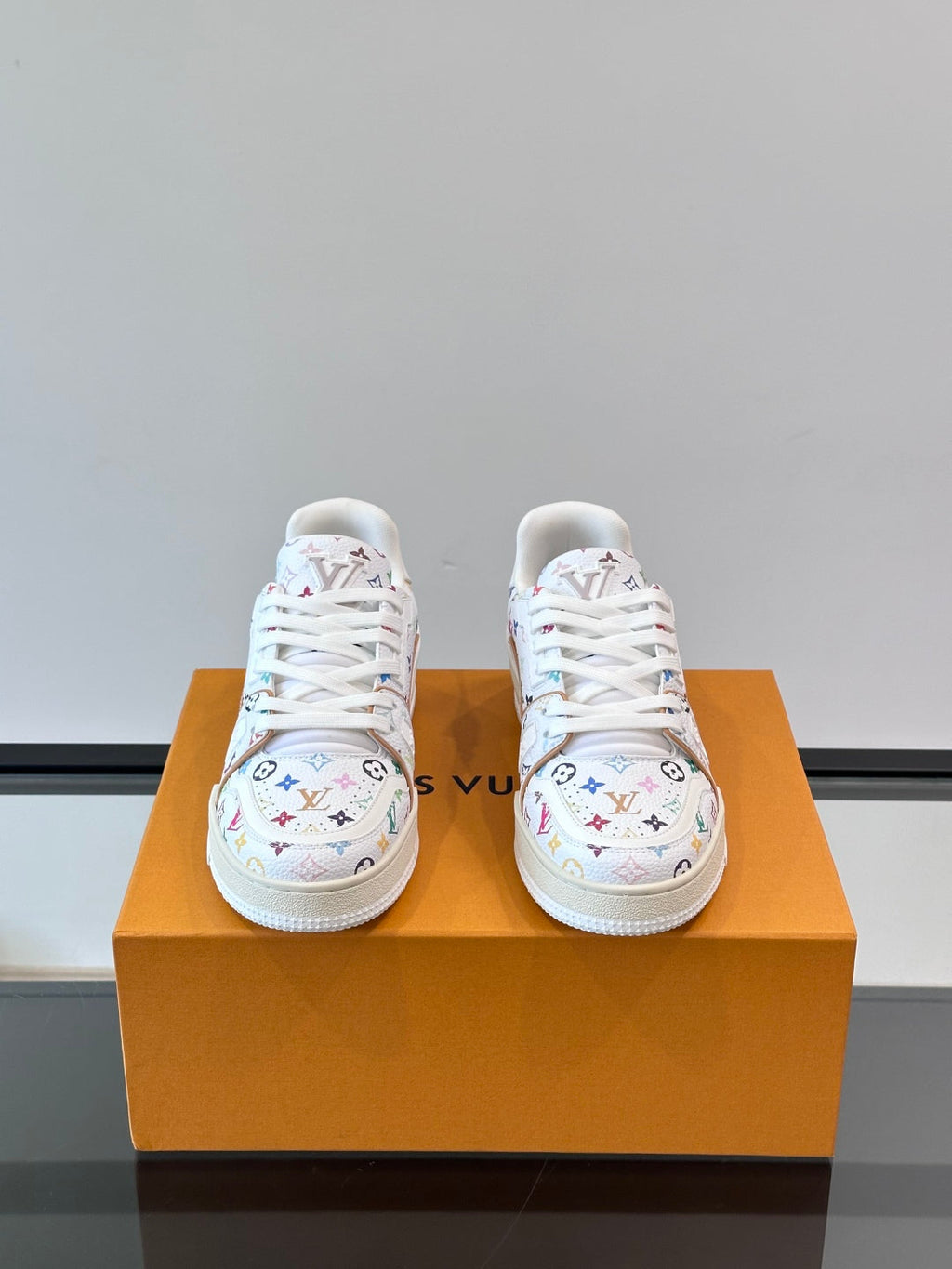 L-V Trainer's latest series of high luxury sports shoes XC0425042408