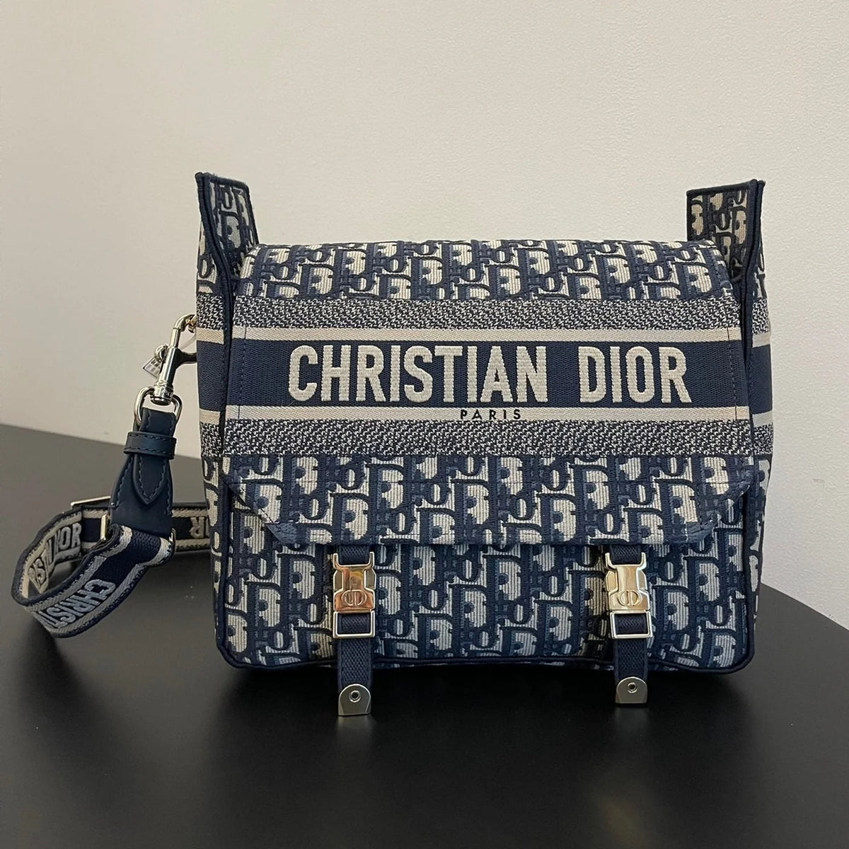 MEDIUM 28 CDCAMP BAG IN BLUE OBLIQUE EMBROIDERY