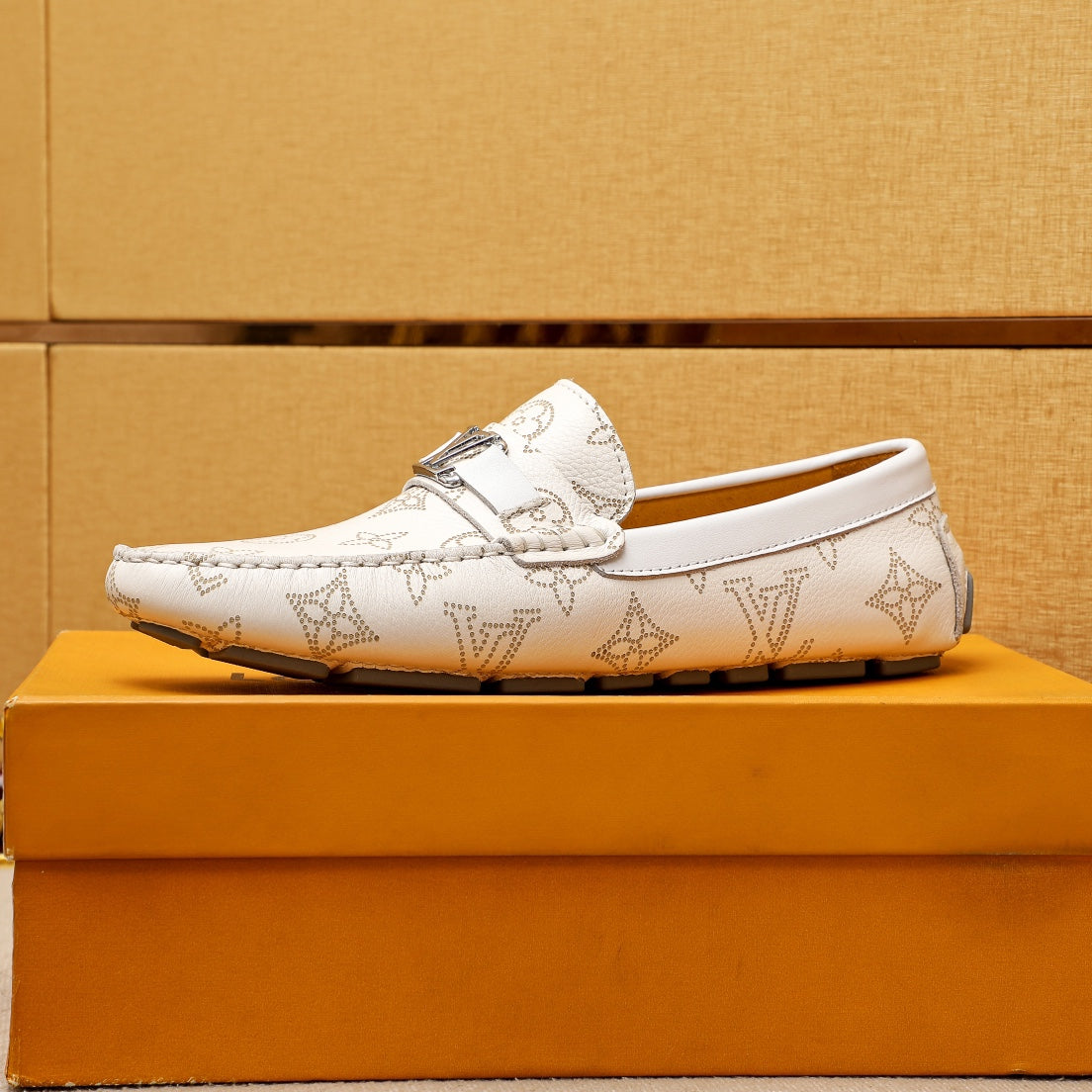 24 Men's Classic V logo Print Loafers XC0424052908