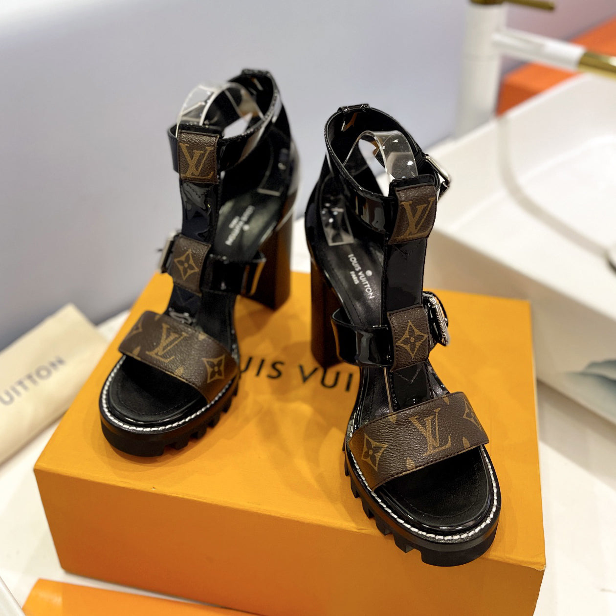 New fashion high heel sandals XC16052303
