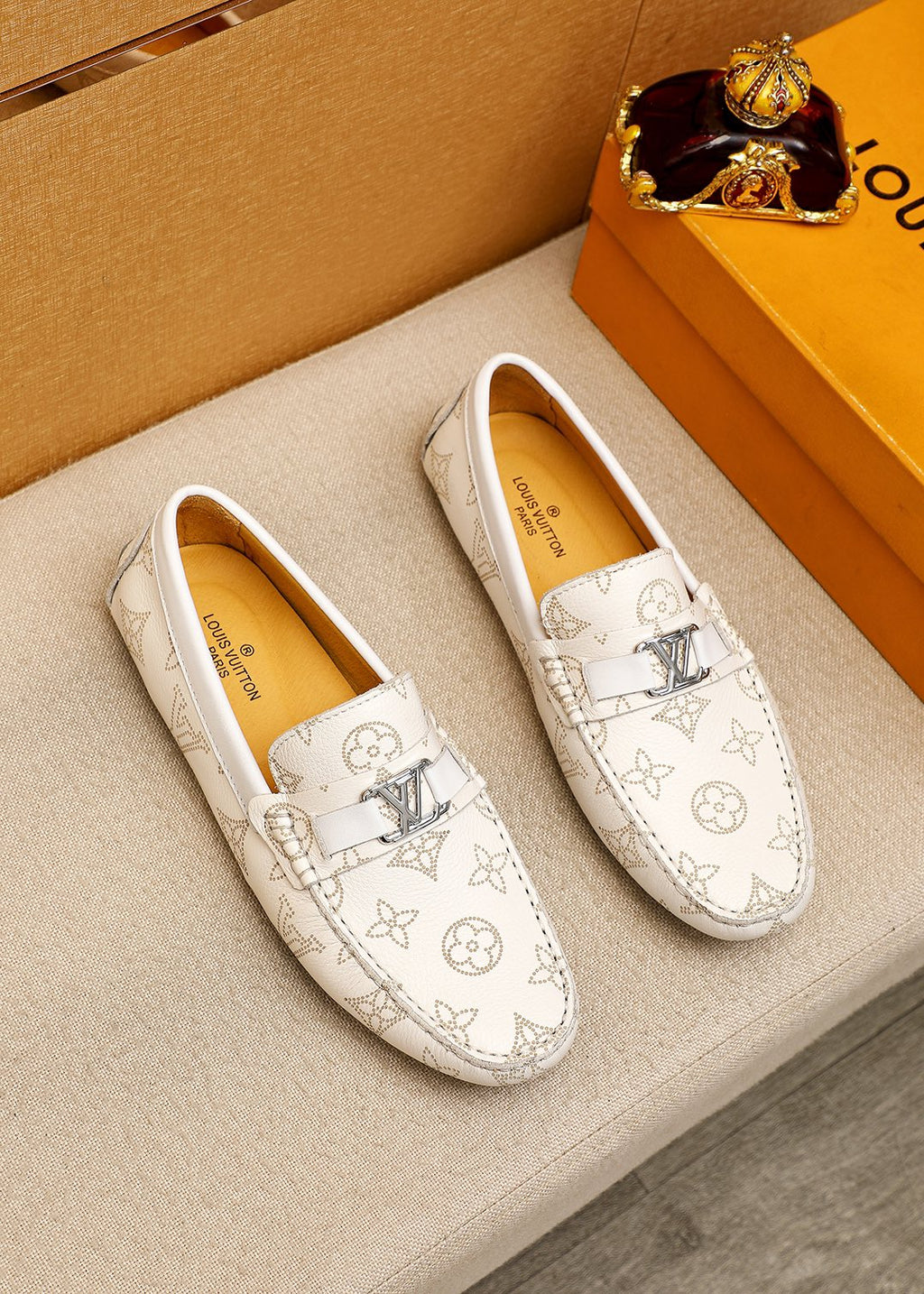 24 Men's Classic V logo Print Loafers XC0424052908