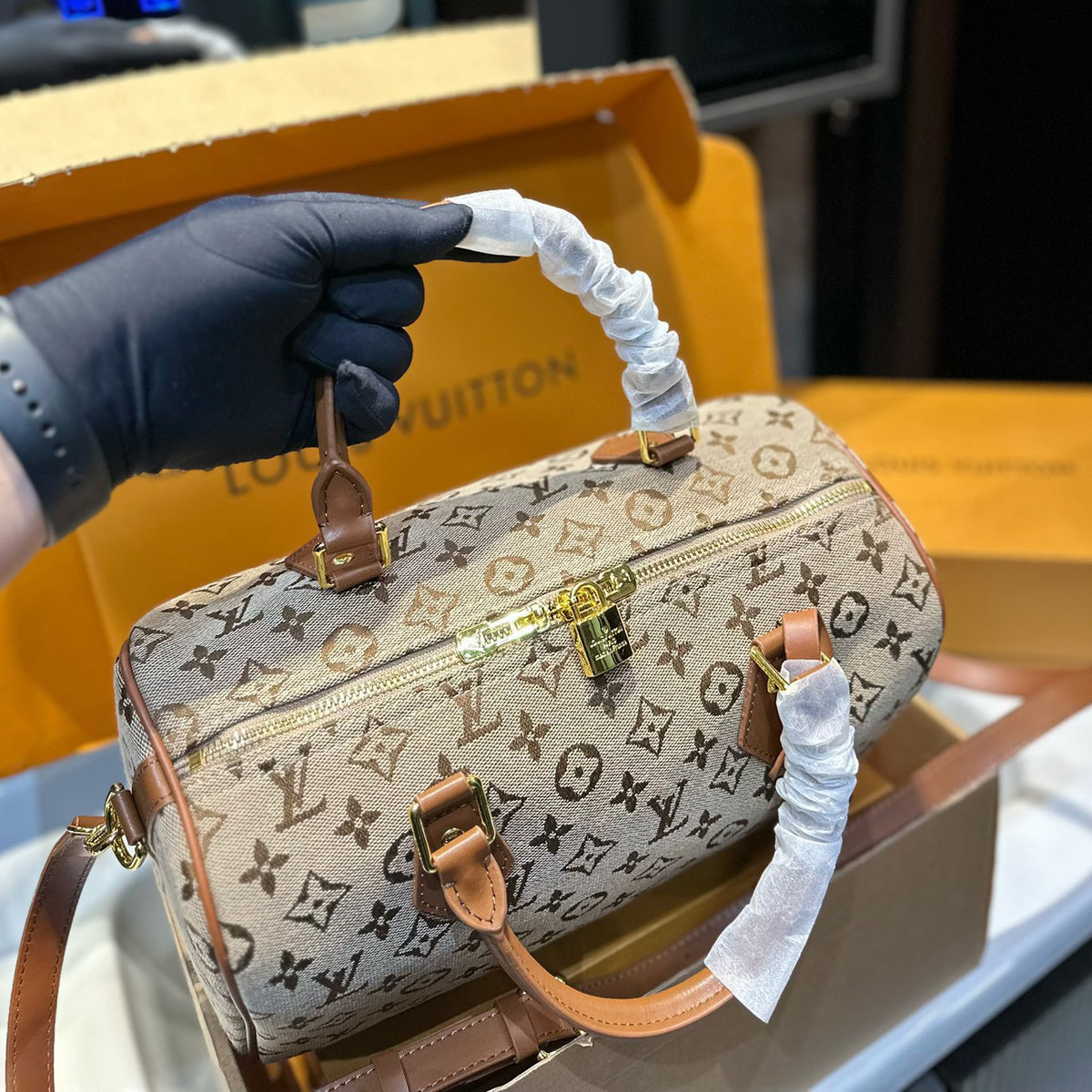 V Luxury Versatile pillow bag 0424052813