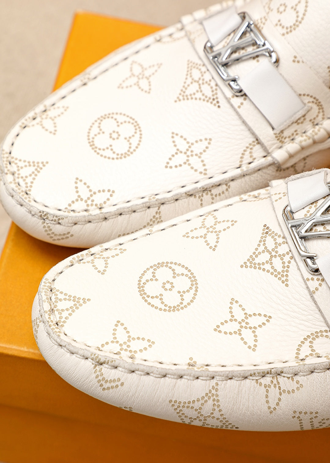 24 Men's Classic V logo Print Loafers XC0424052908
