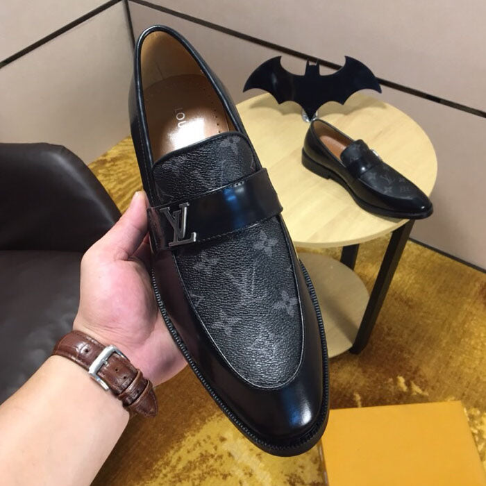 New Classic V Logo Casual Leather Shoes XC042404021