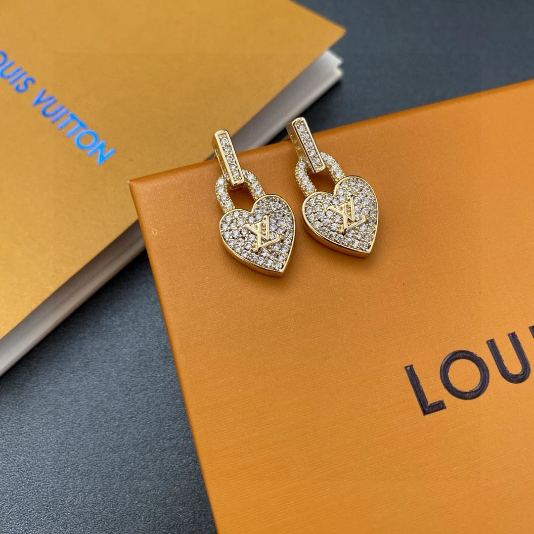 New fashion and versatile earrings 1024051322