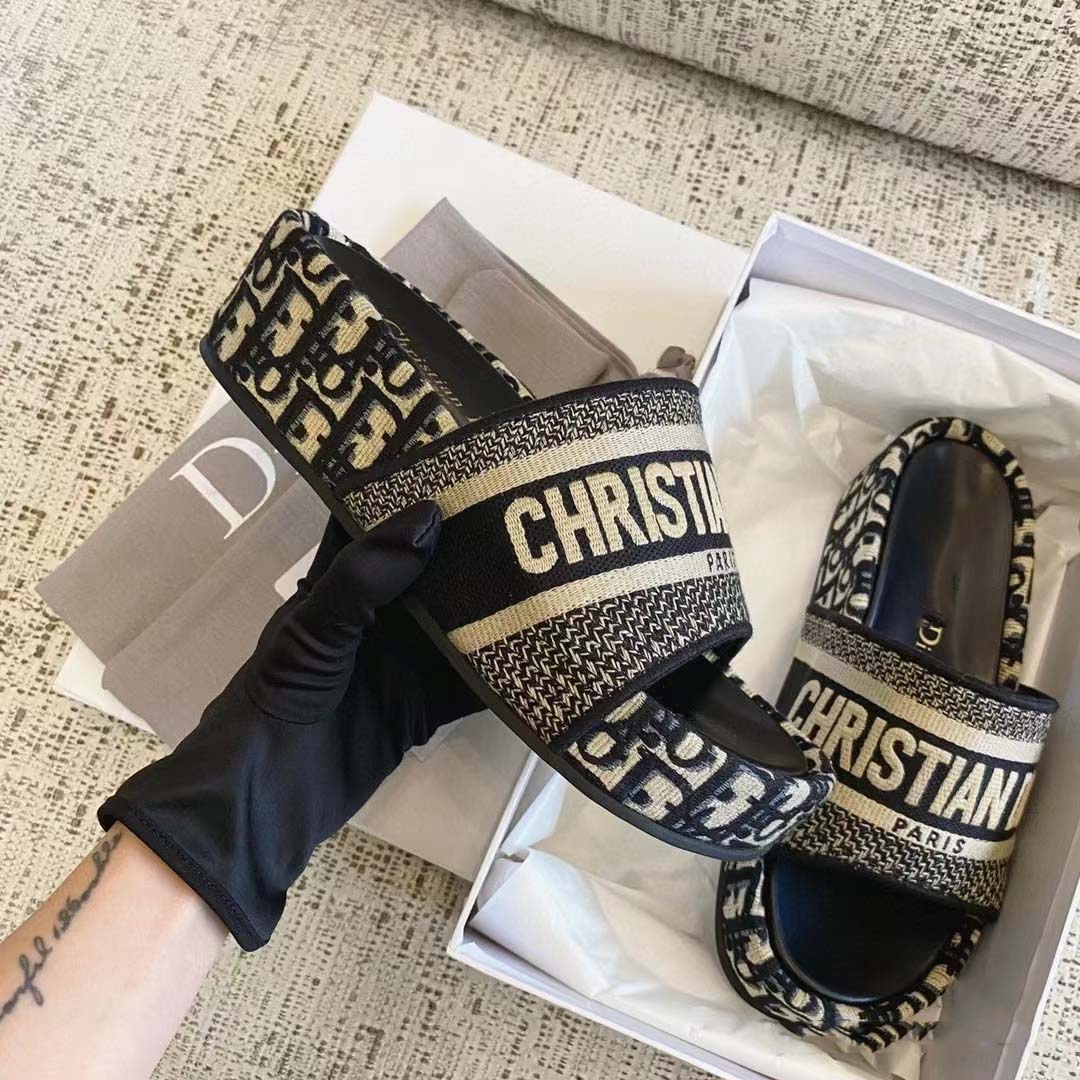 D embroidered platform slides