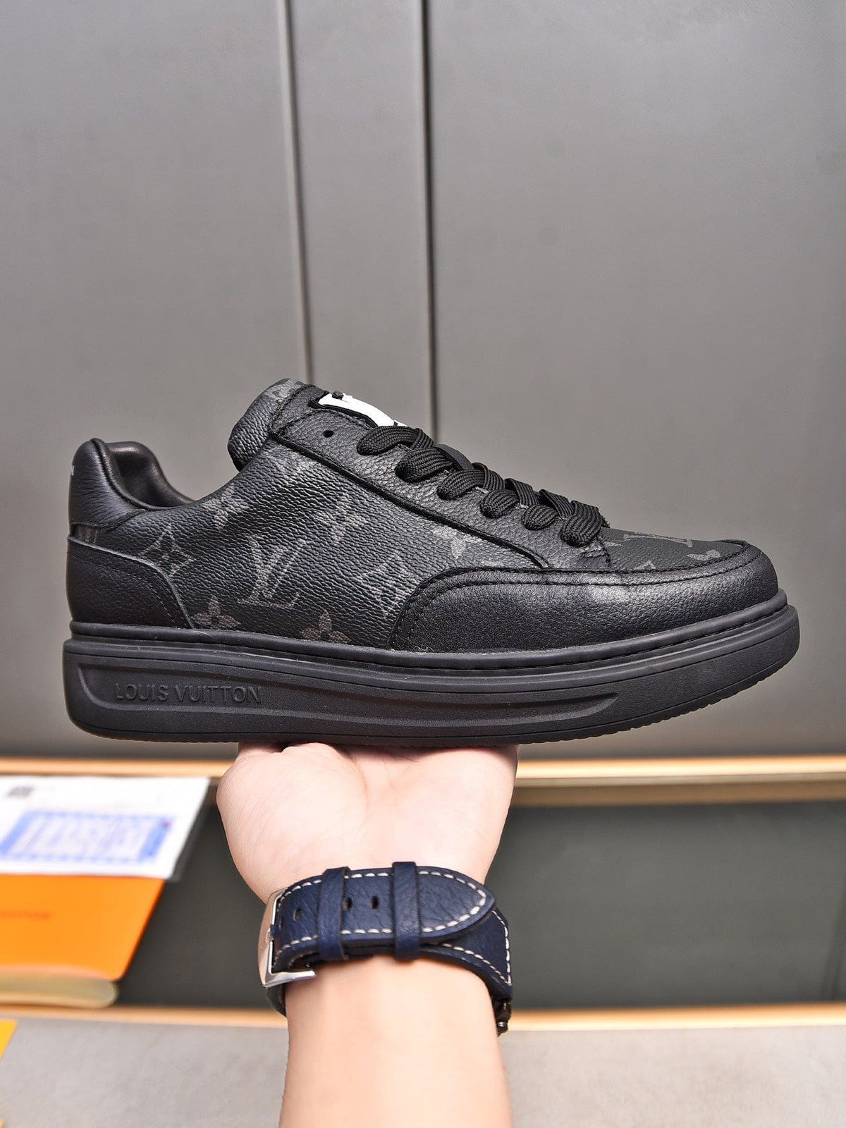New Luxury V Logo Casual Snekaers XC0424092002