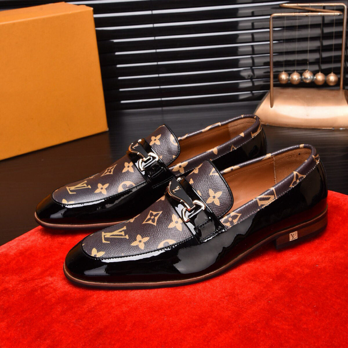 Men's Fashion Luxury V Logo Leather Shoes