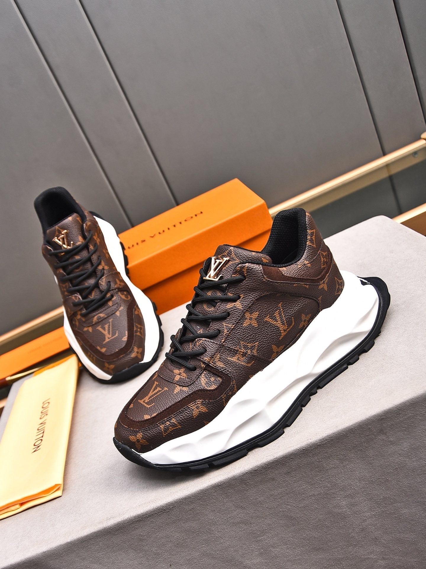 New Luxury V-pattern Sole Sneakers 0424081504