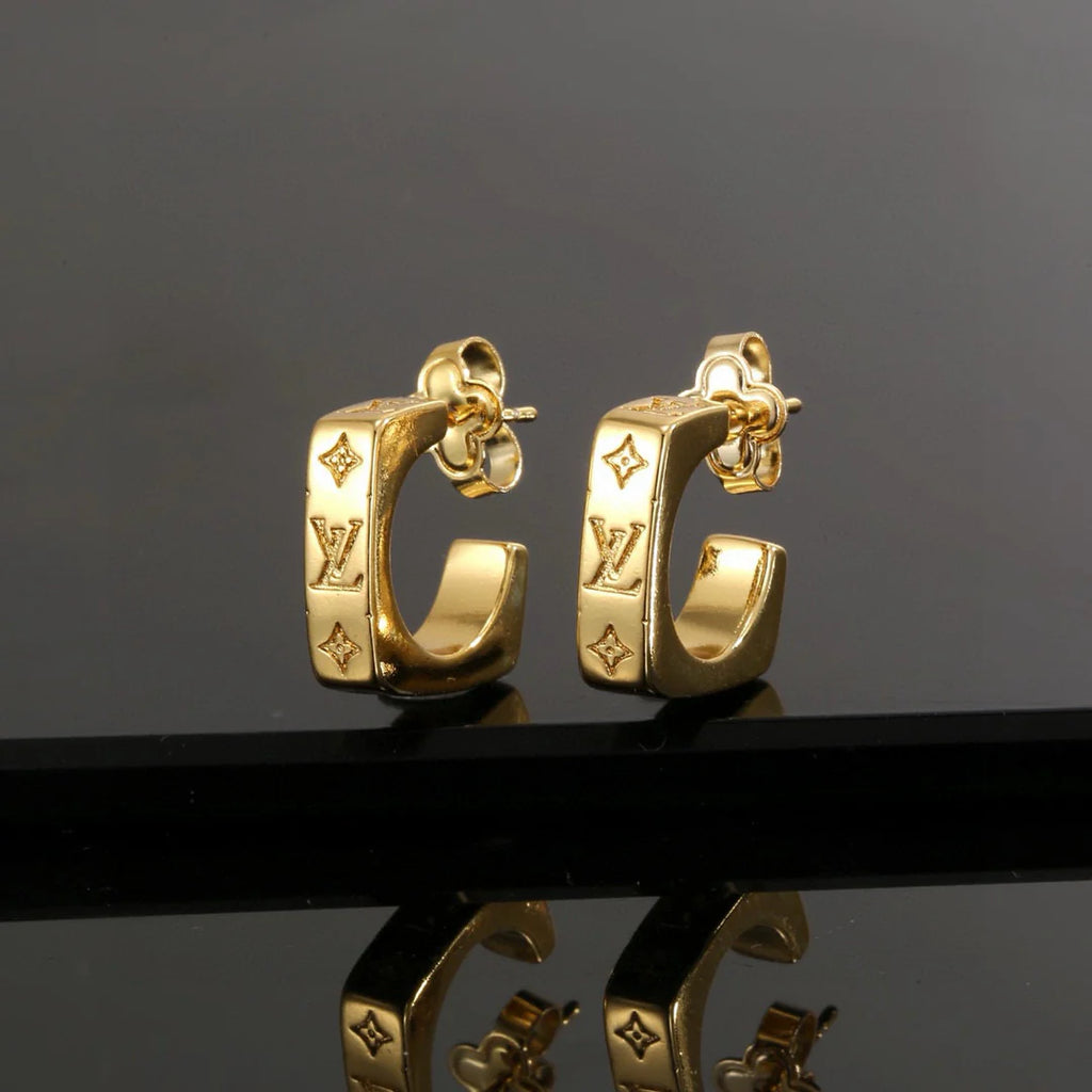 Classic and versatile celebrity stud earrings 1025030501