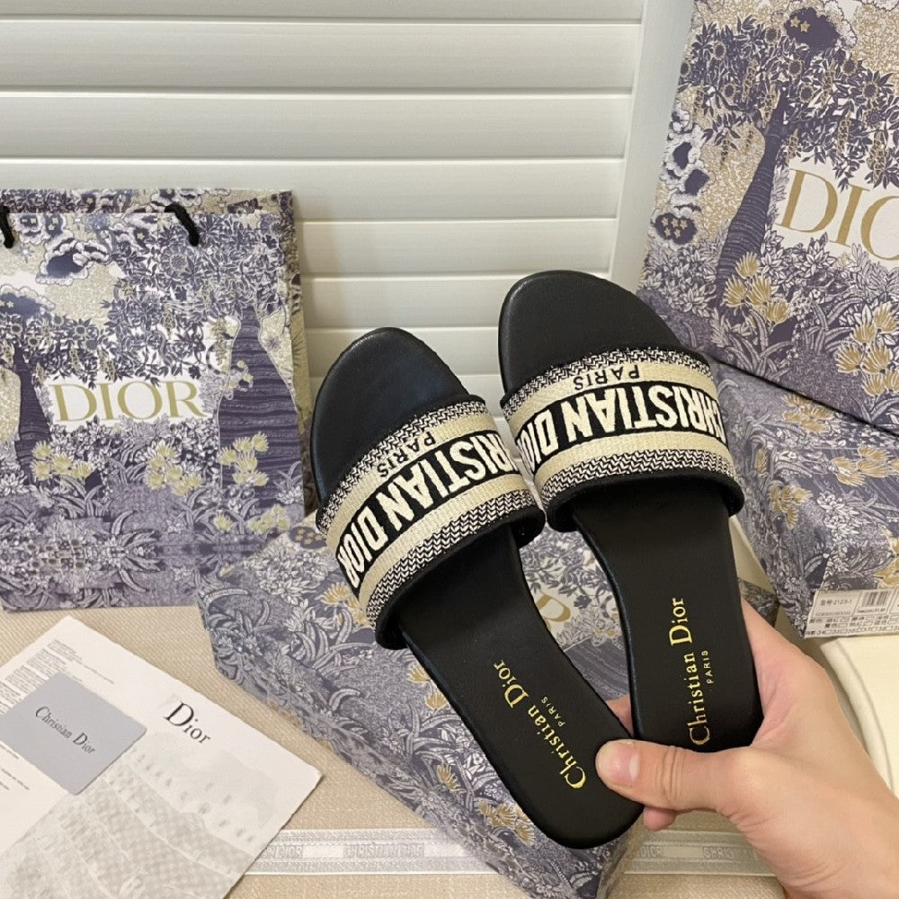 Classic Embroidered Slippers S11 PD04071107