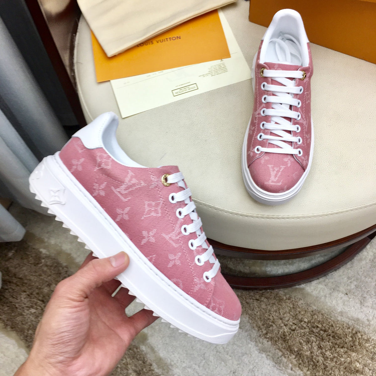 New V Logo Casual All-Match Sneakers in 2 Colors XC04071101