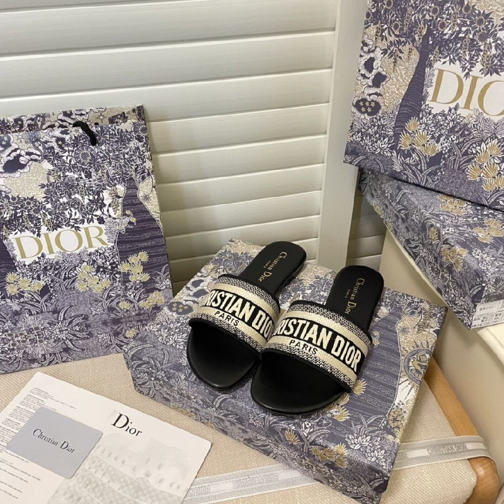 Classic Embroidered Slippers S11 PD04071107