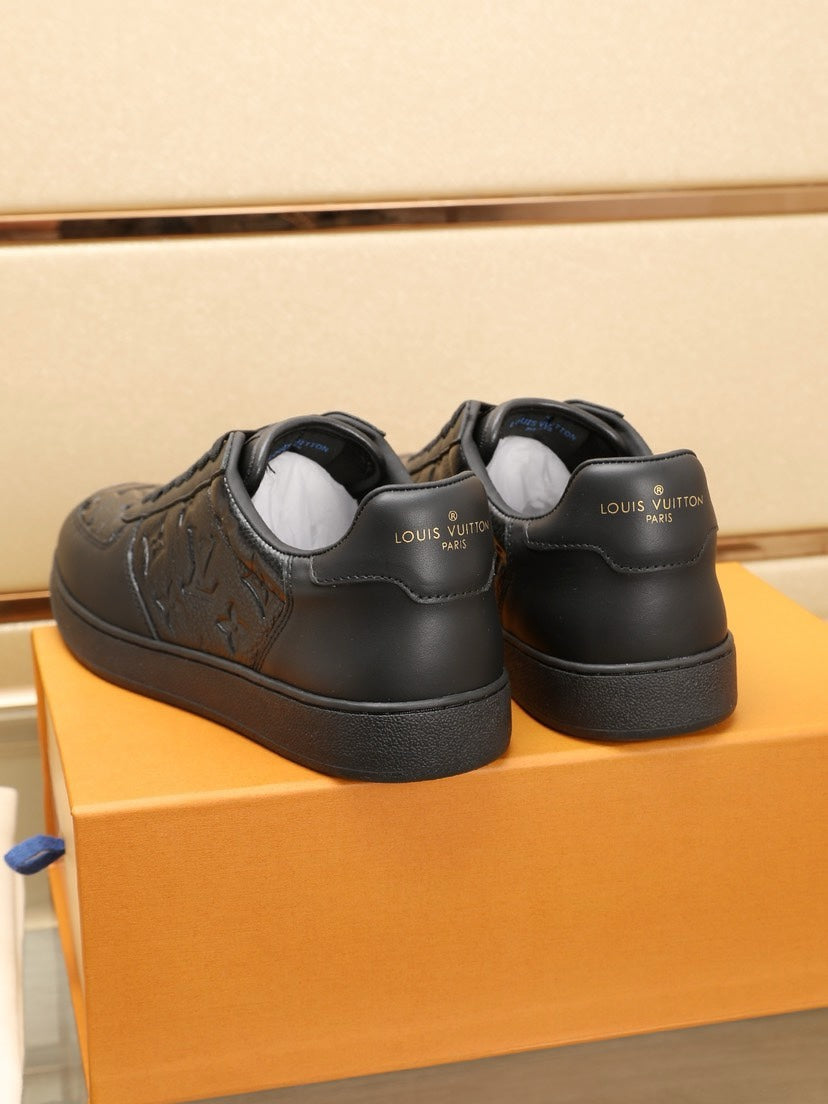 24 New Luxury V Sneakers 0424083007