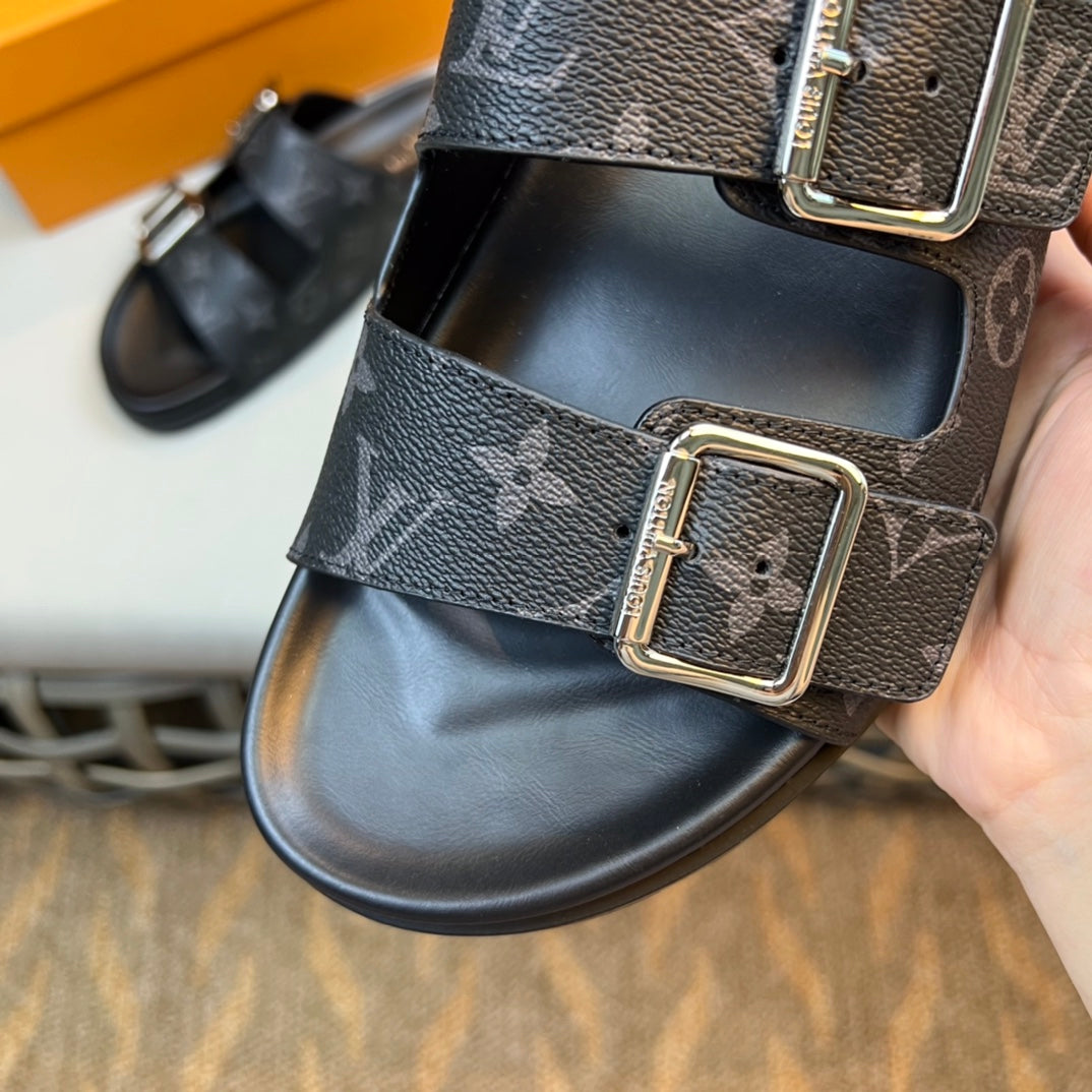 26 Men's Classic V logo Print Slippers XC0424052906