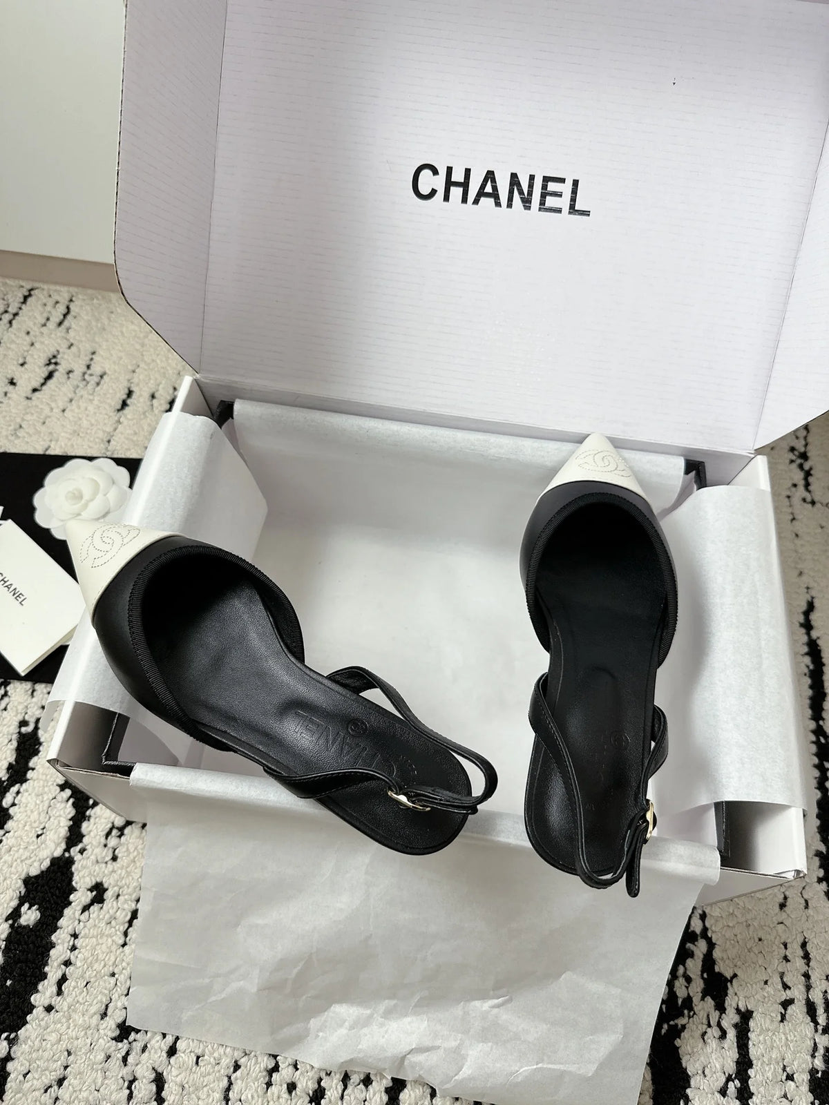 CC Slingback Pointed White Black Leather 628289