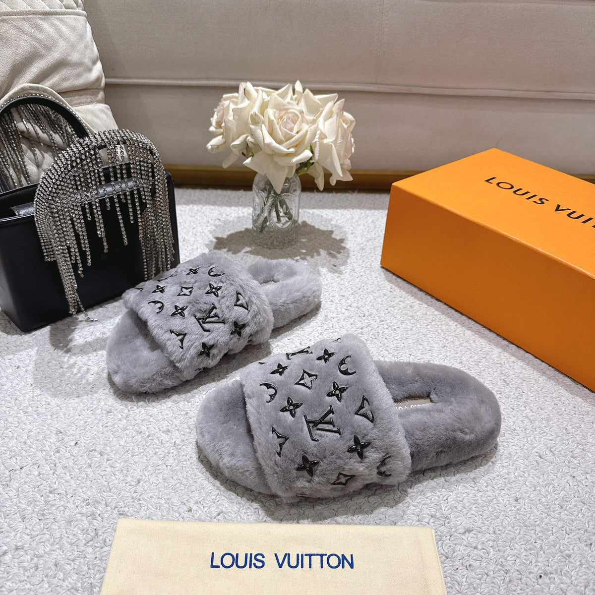 26 Luxury V Logo Fleece Slippers XC0425102008