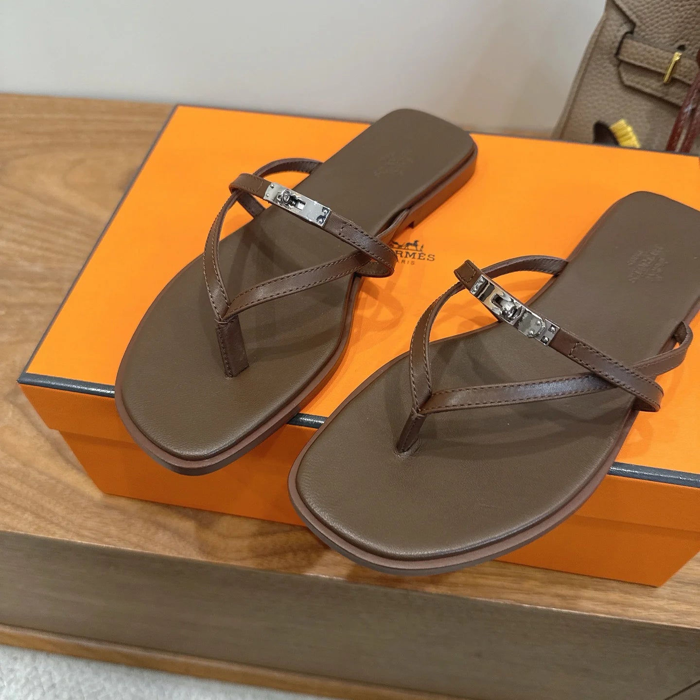 New Kelly Buckle Flip-Flops 1026070202