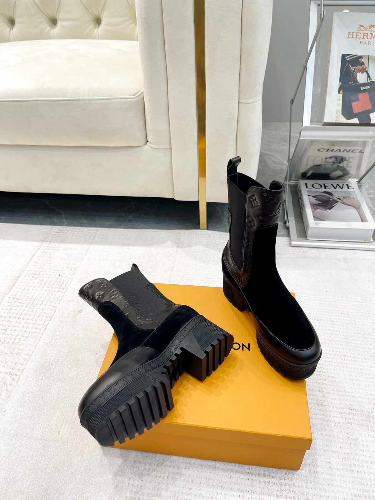 26 Embossed V logo suede and leather women's boots XC0425102003