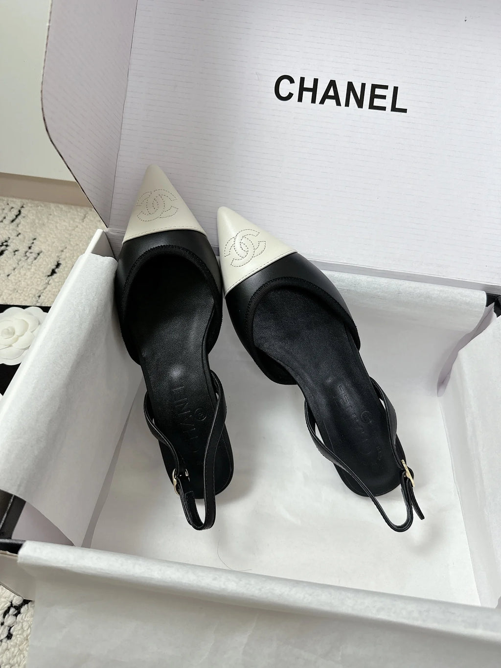 CC Slingback Pointed White Black Leather 628289