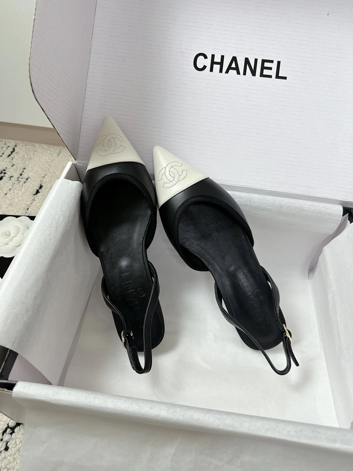 CC Slingback Pointed White Black Leather 628289