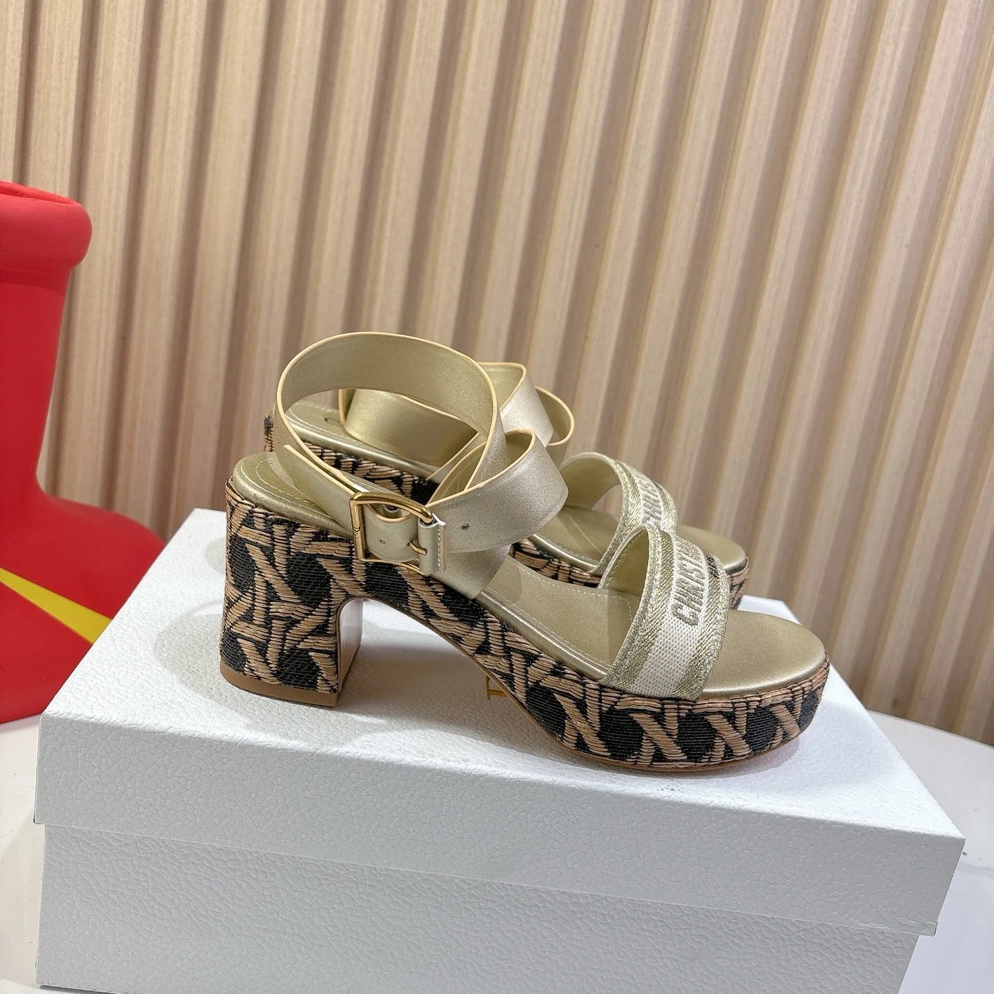 Thick Bottom Round Toe Open Toe Slippers 1025051207