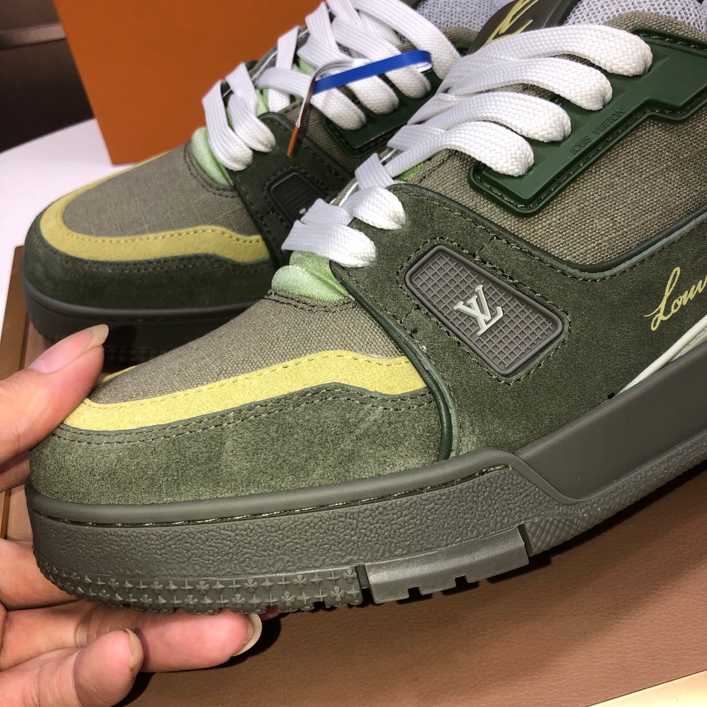 25 Luxury V Brand Casual Sneakers 0425102207