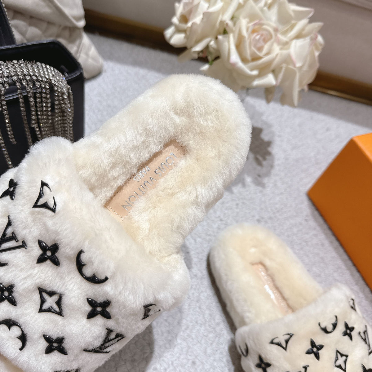 26 Luxury V Logo Fleece Slippers XC0425102008
