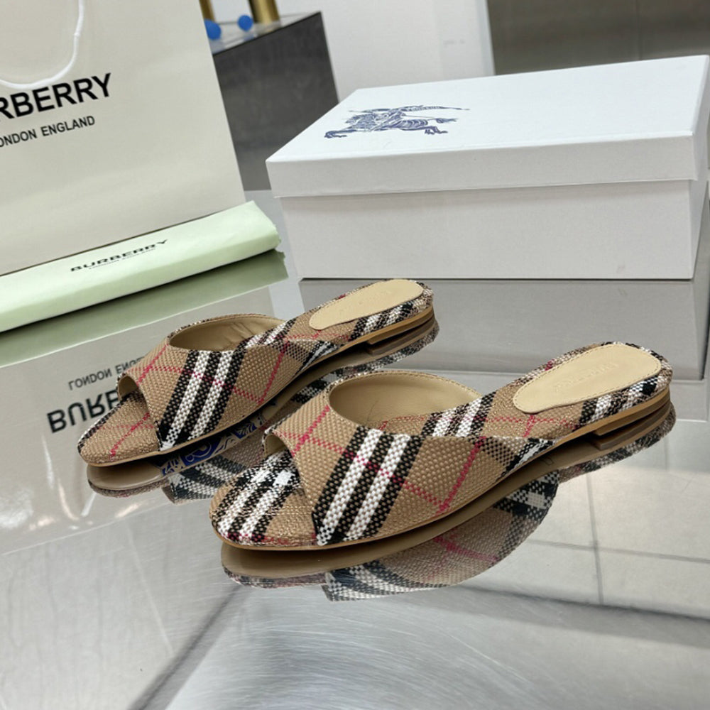 26 New fashion and versatile women's slippers XC0426032501