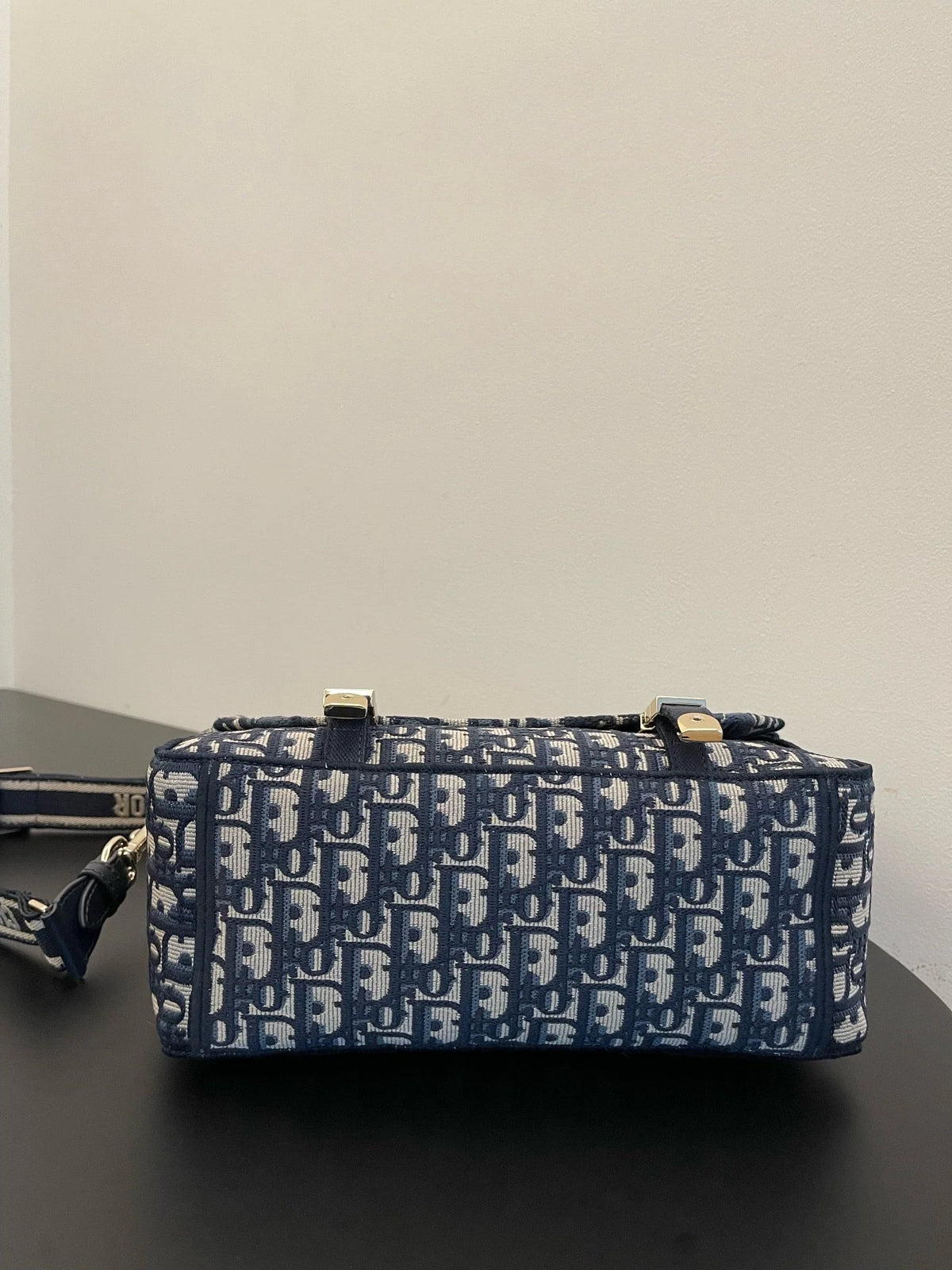 MEDIUM 28 CDCAMP BAG IN BLUE OBLIQUE EMBROIDERY