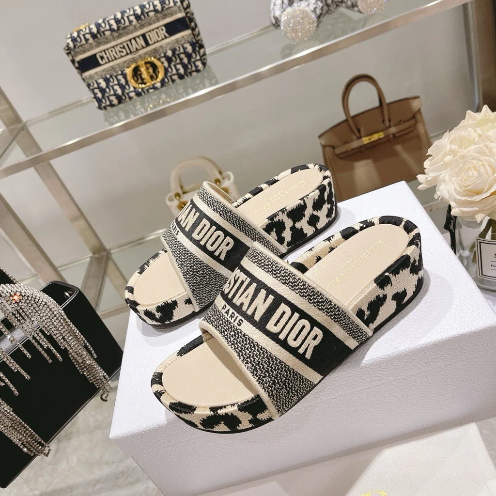 New Fashion Versatile Thick-soled Sandals 1024052906