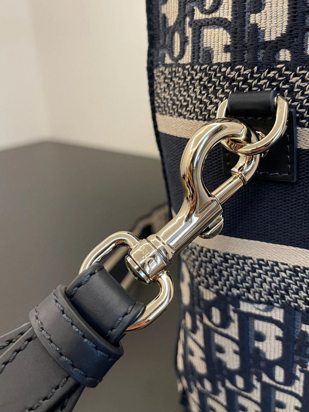 MEDIUM 28 CDCAMP BAG IN BLUE OBLIQUE EMBROIDERY