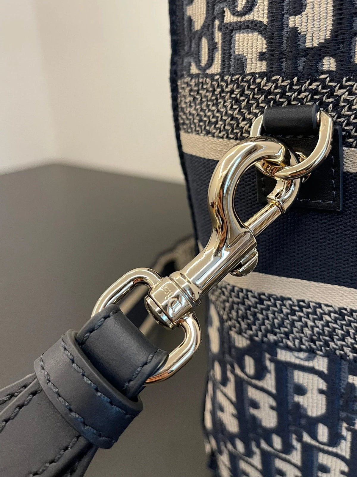 MEDIUM 28 CDCAMP BAG IN BLUE OBLIQUE EMBROIDERY